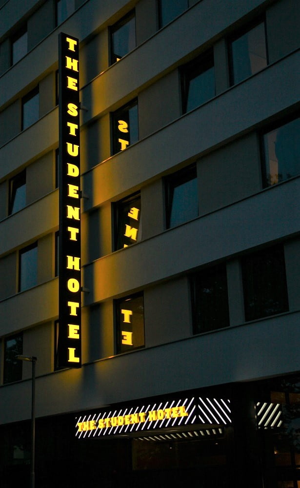 Doosletters gevel the student hotel rotterdam