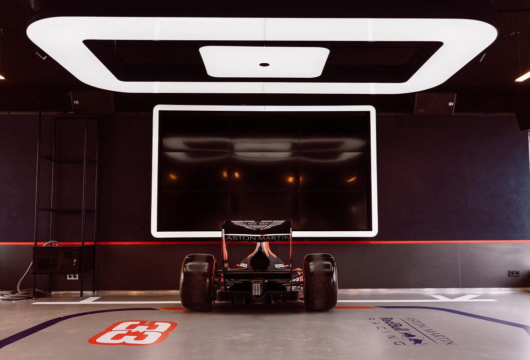 Red Bull pitbox door FriJo Led lichtbak formule 1 racing