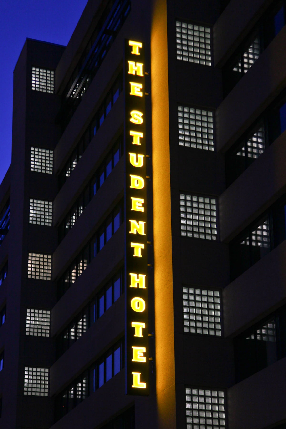 Verticale lichtbak student hotel