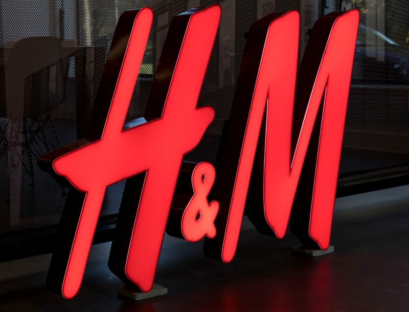 rode verlichte letters van H&M