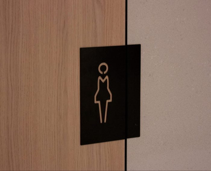 Bewegwijzering vrouwelijk toilet