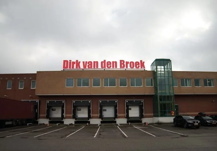 Gevelletters rood dirk van den broek