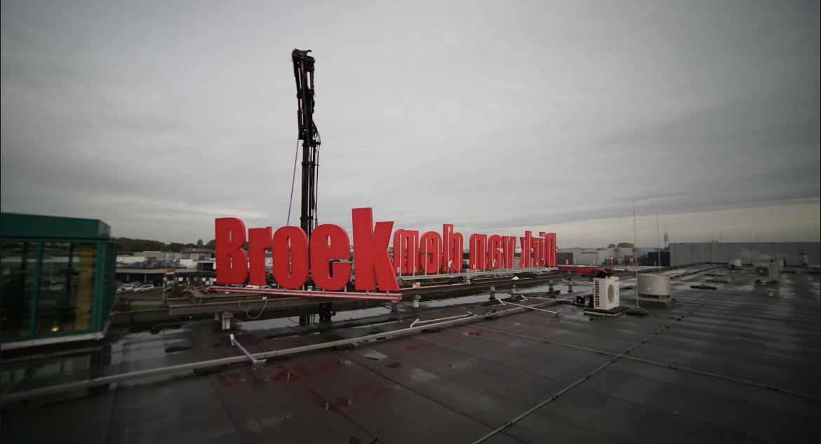 Doosletters op het dak van Dirk van den Broek