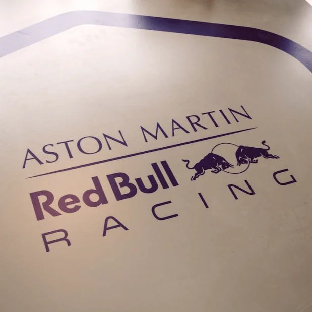 vloerstickers reclame red bull aston martin racing zandvoort