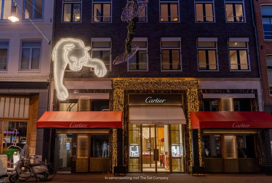 Lichtreclame aan gevel Cartier in Amsterdam, in samenwerking met The Set Company