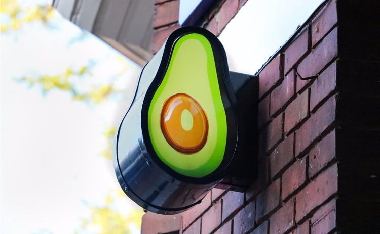 Lichtbak reclame avocado show aan de gevel
