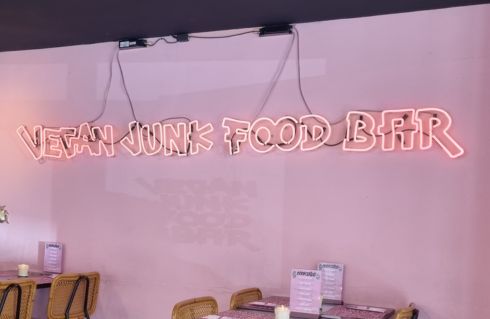 Vegan Junkfood Bar neon sign roze