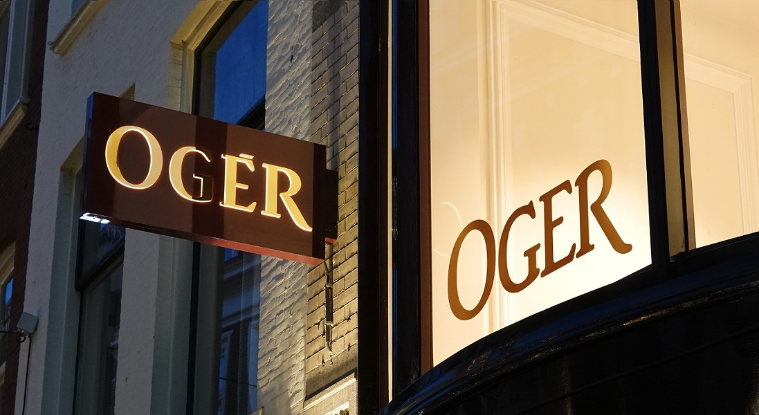 Lichtbak en raamsticker voor Ogér in Den Haag