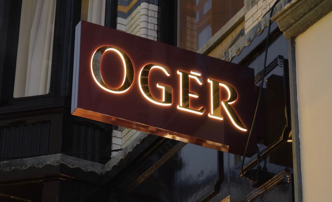 Lichtbak met gouden letters voor winkel Ogér in Den Haag