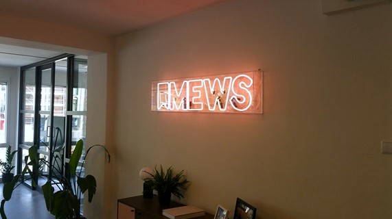 neon logo aan muur kantoor