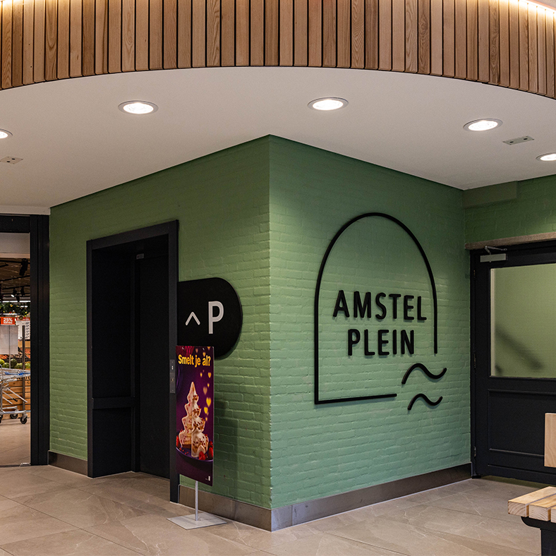 Freesletters met logo Amstelplein en bewegwijzering