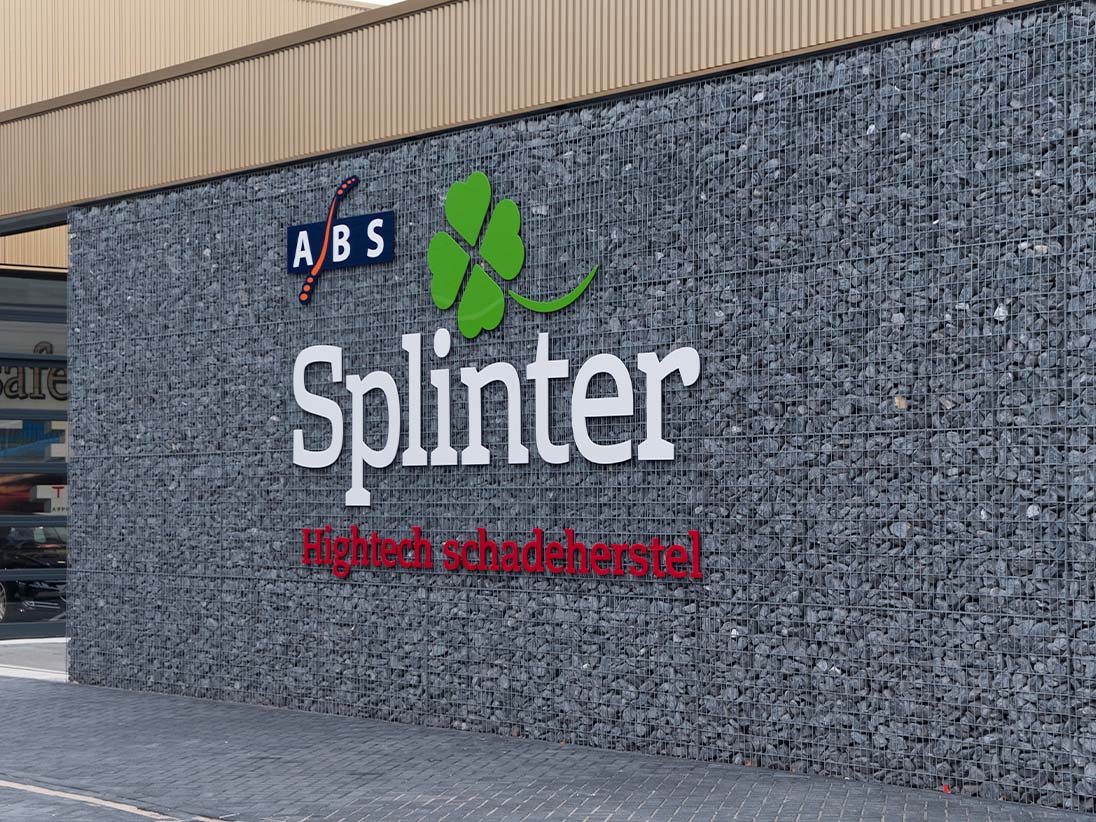 Freesletters tegen muur kleuren splinter