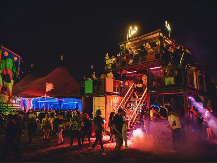 verlichte festivalreclame