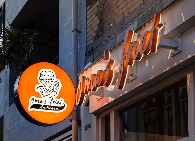 Verlichte doosletters en lichtbak oma's friet Amsterdam