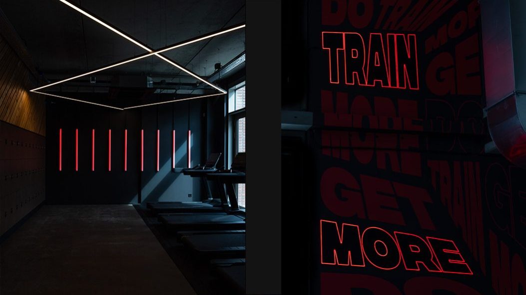 Wandlampen en rode neon led look verlicht logo sportschool TrainMore amsterdam