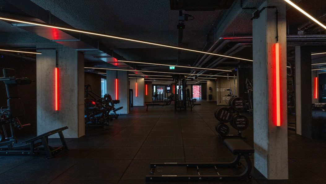 Rode led strips passend bij logo sportschool TrainMore Sloterdijk