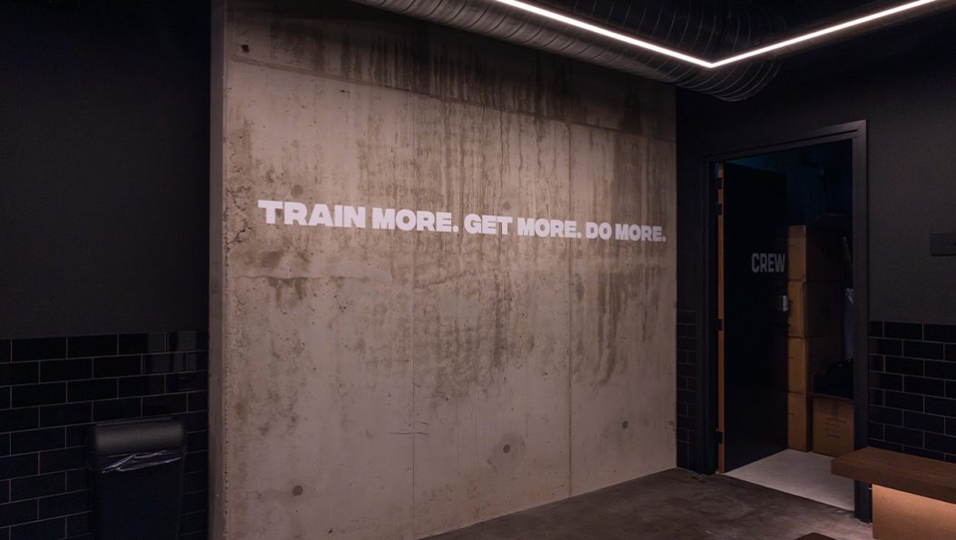 witte muurprint sportschool kleedkamer beton