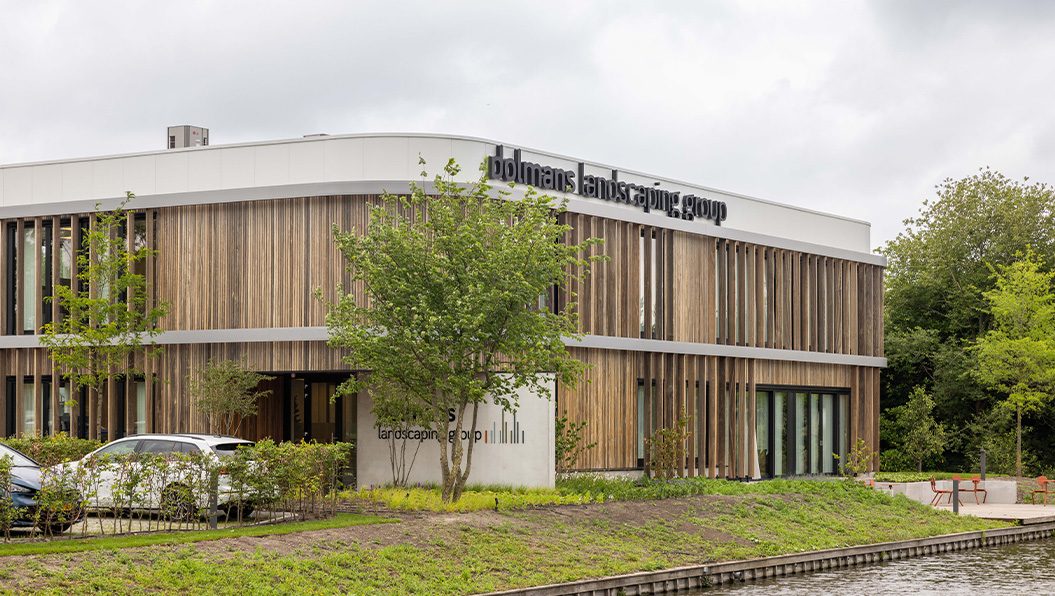 Verlichte zwarte doosletters Dolmans Landscaping Group Amsterdam
