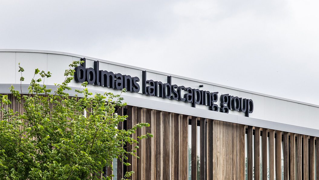 Zwarte doosletters Dolmans Landscaping Amsterdam