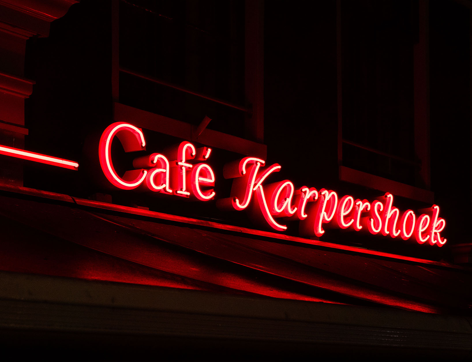 Neon logo en lichtlijn Cafe Karpershoek Amsterdam
