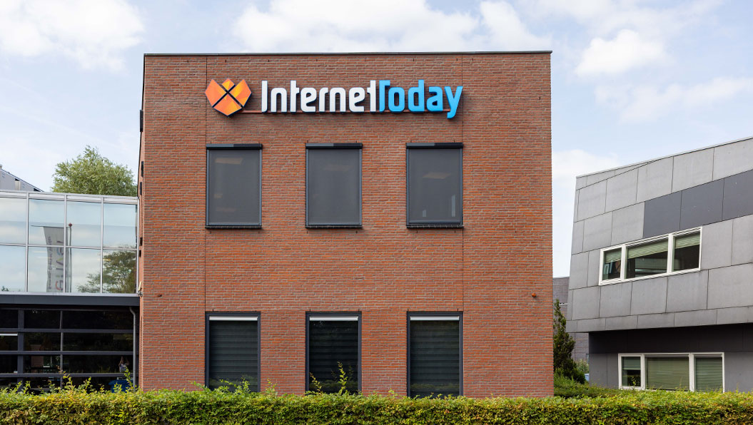 Grote Doosletters op bakstenen gevel Internet Today