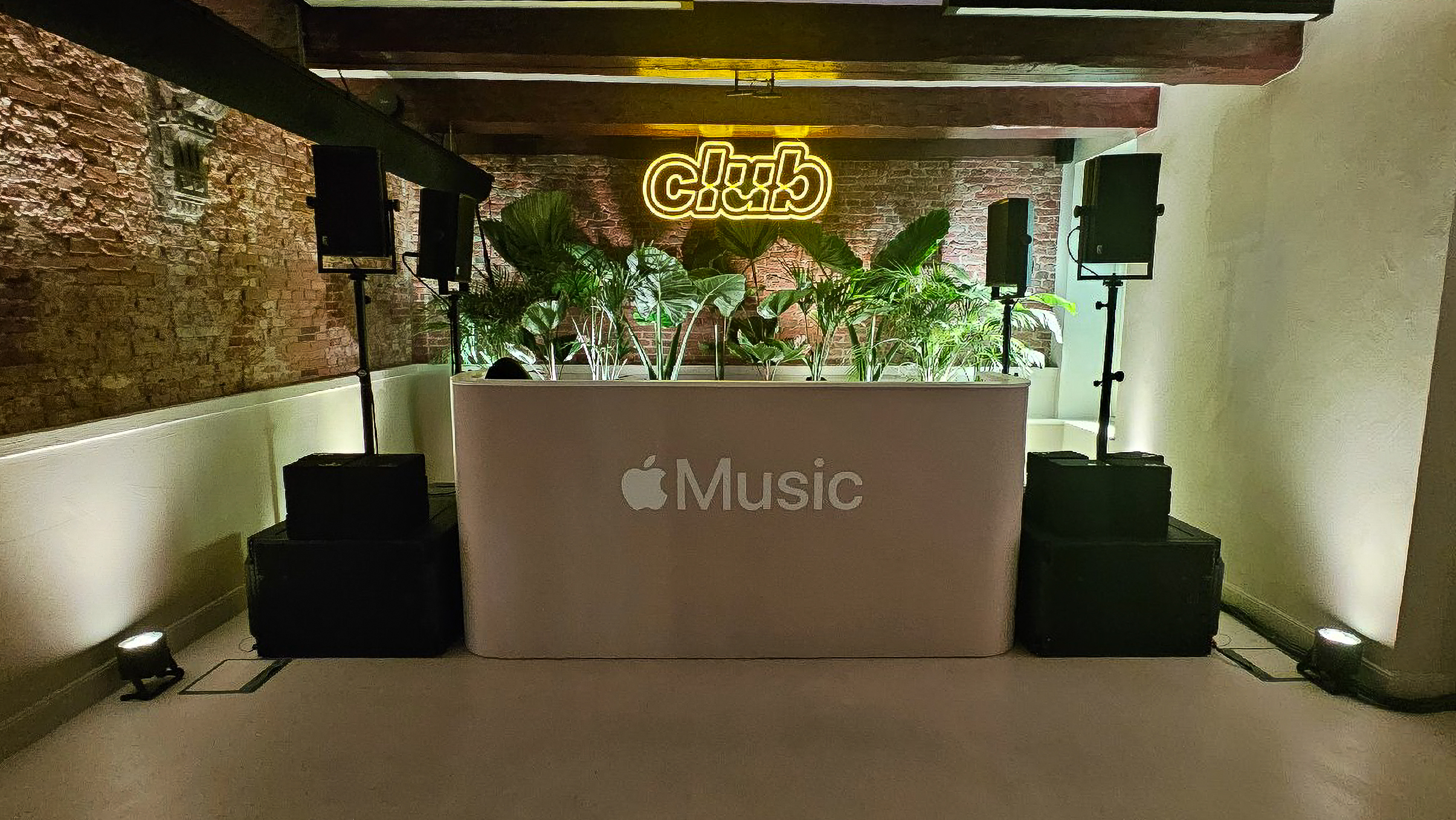 neon sign Apple Music Club - ADE