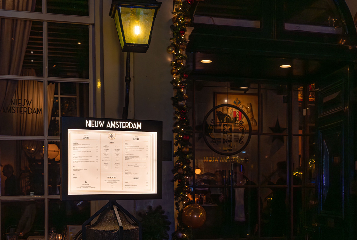 Verlichte menubak Cafe Nieuw Amsterdam