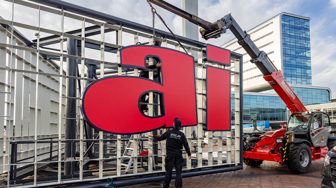 Montage verlichte doosletters RAI Amsterdam