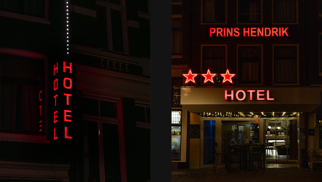 Rode verlichte doosletters met drie rode hotel-sterren, neon en lichtbak hotel Zeedijk in Amsterdam