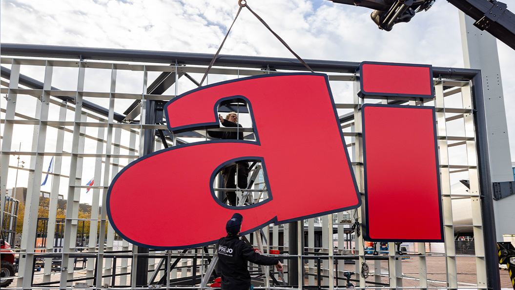 Montage verlichte doosletters RAI Amsterdam