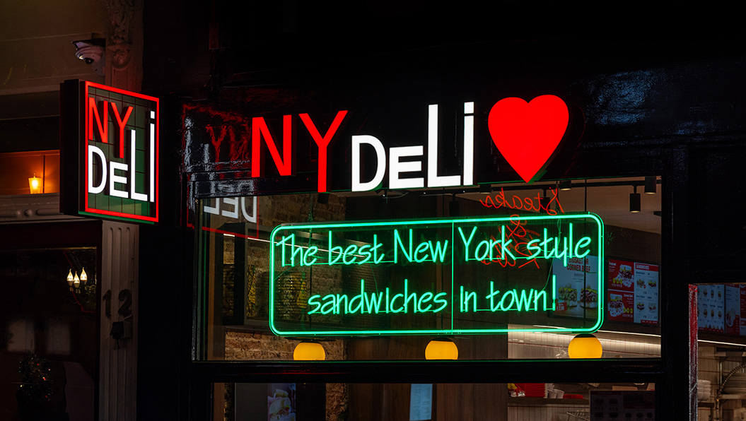 Verlichte doosletters, lichtbak en neon flex sign NY Deli Amsterdam