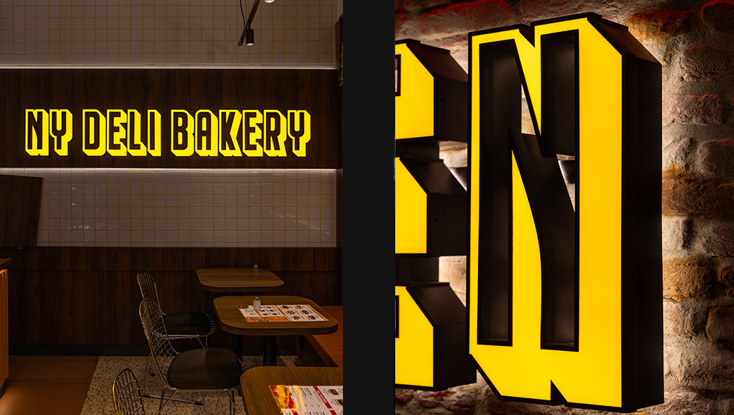 Gele verlichte doosletters interieur NY Deli Amsterdam