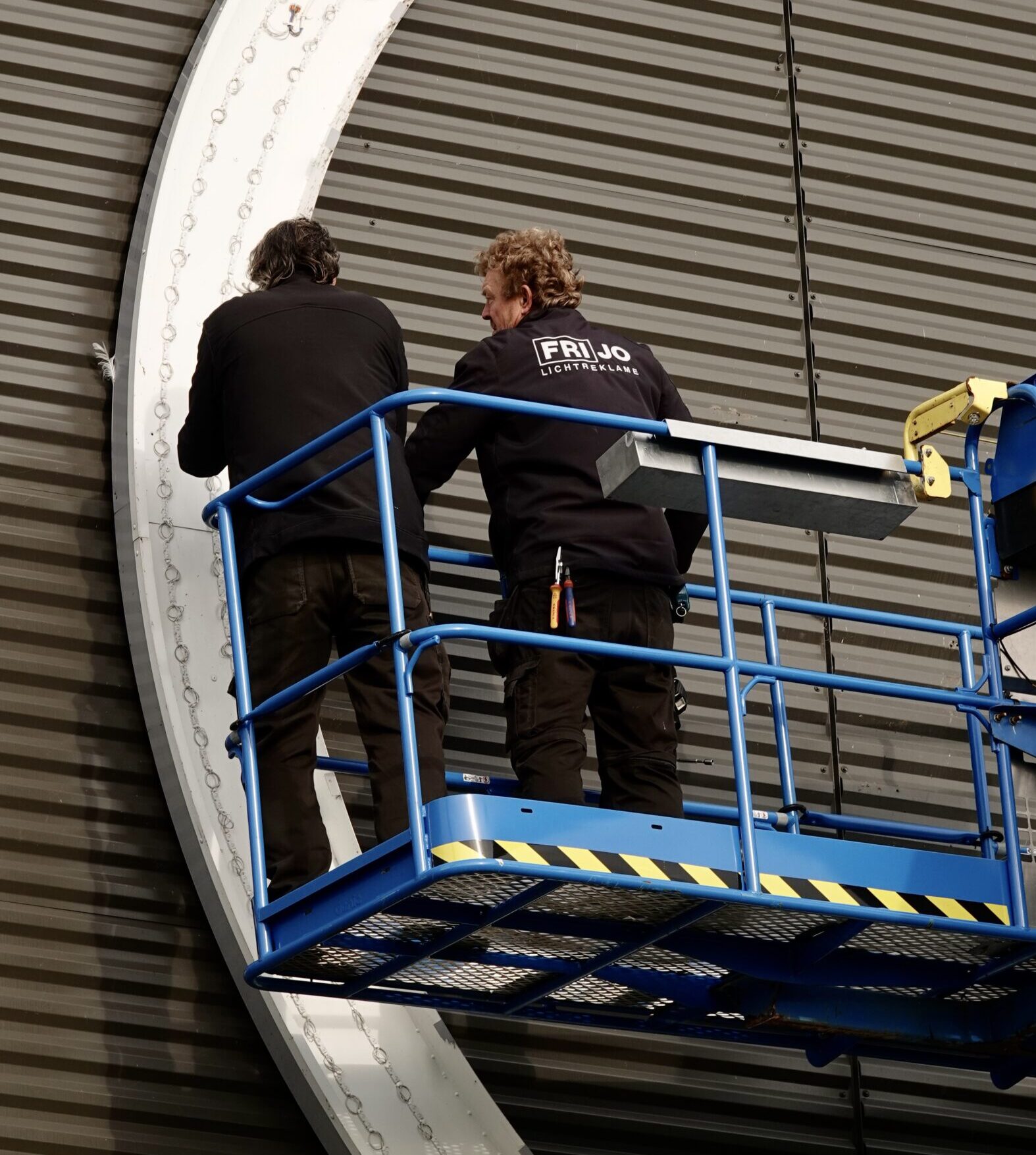 Onderhoud doosletter met hoogwerker