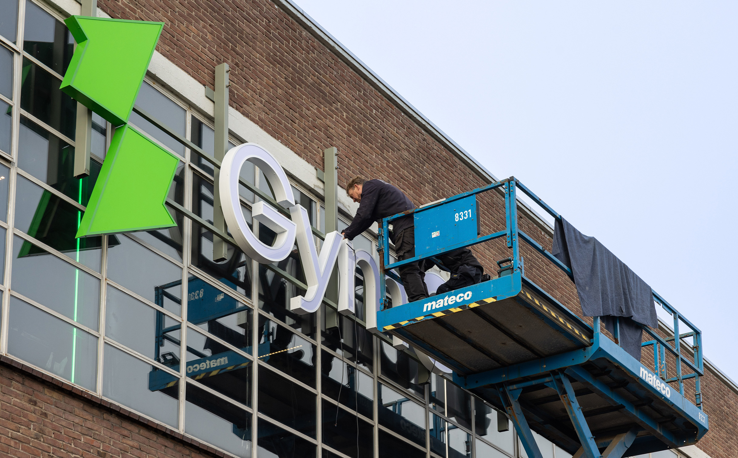 Lichtreclame onderhoud op hoogte GymOne