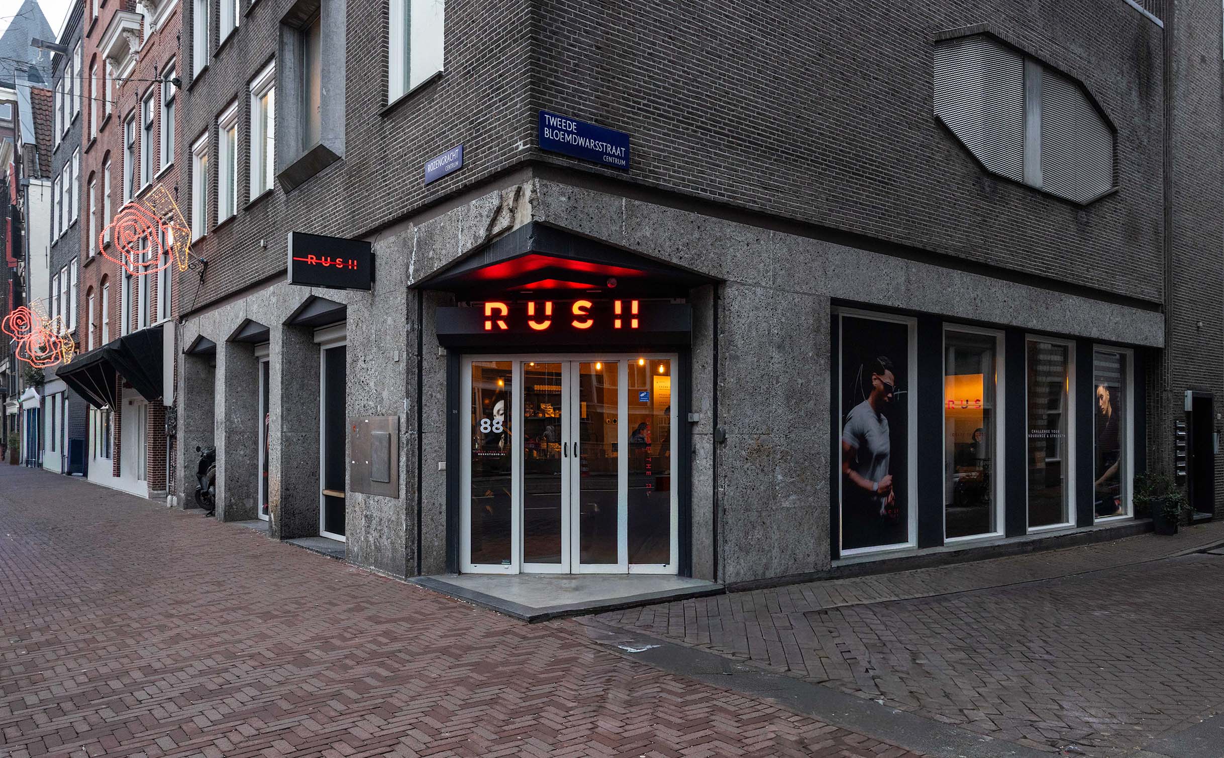 Lichtreclame & raamfolie sportschool Rush Amsterdam