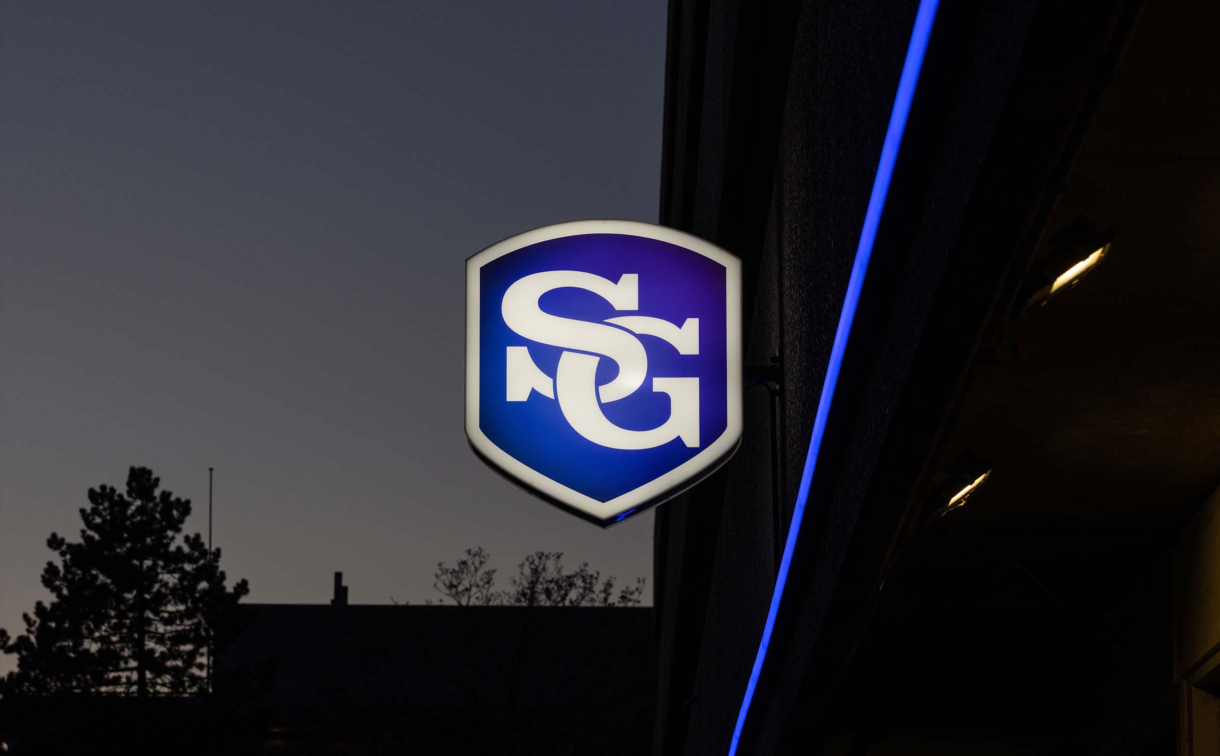 Dubbelzijdige lichtbak op gevel supergym rijswijk