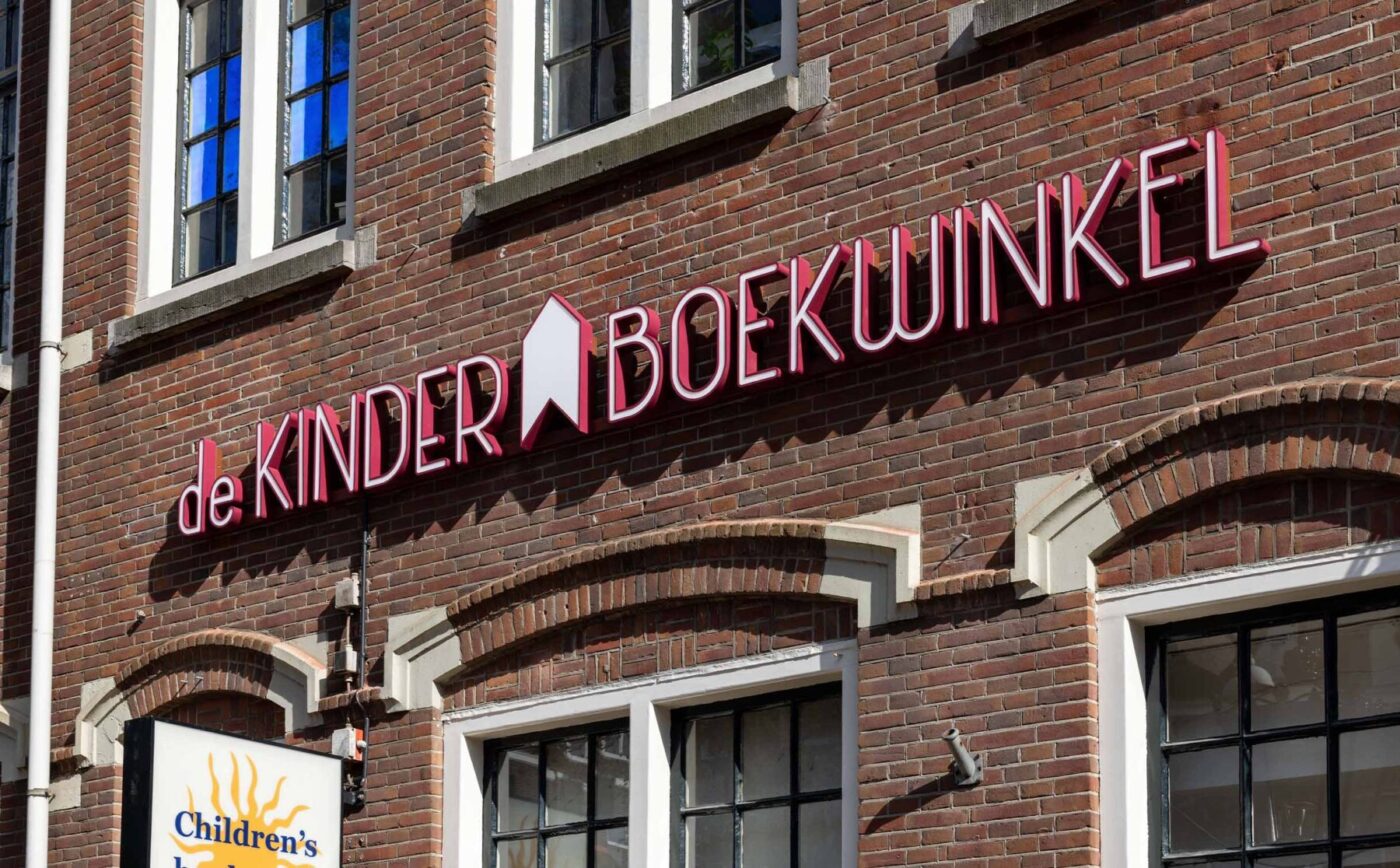 Aluminium dooslettertekst kinderboekwinkel Amsterdam