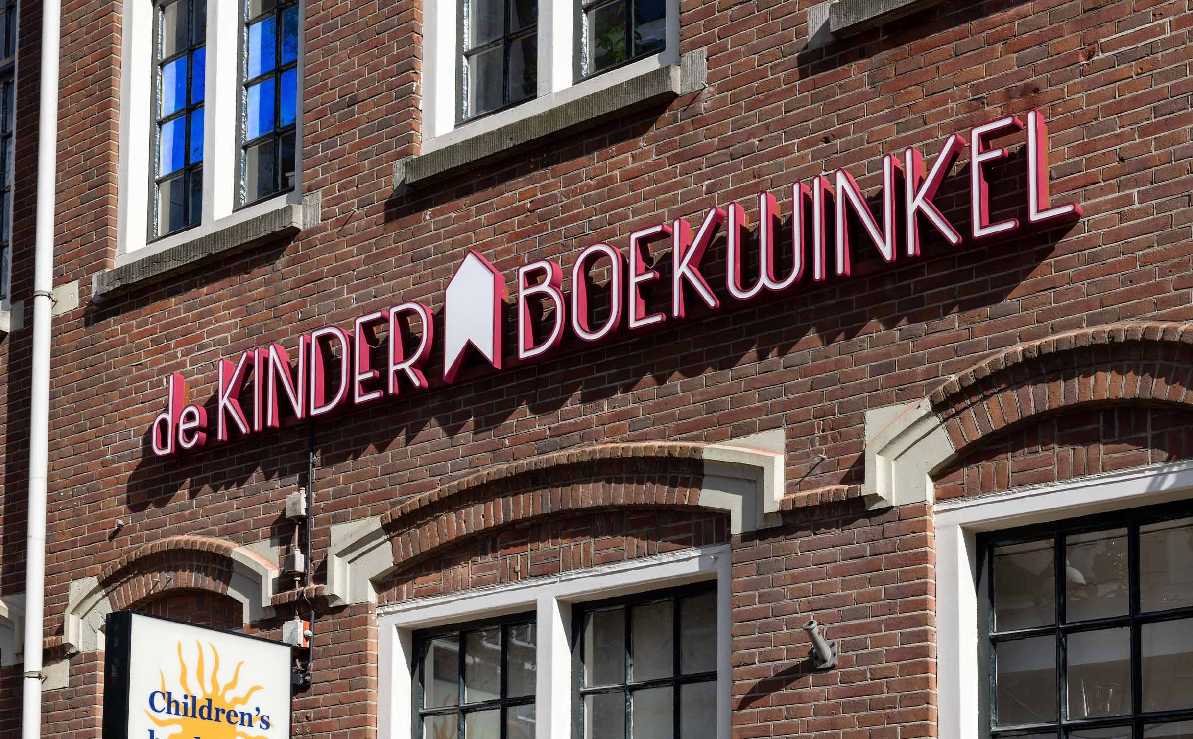 Aluminium dooslettertekst kinderboekwinkel Amsterdam