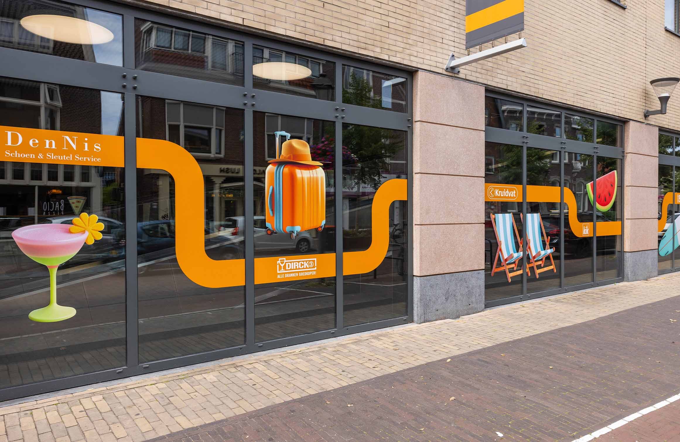 Zomerse raambelettering winkelcentrum Zaandam