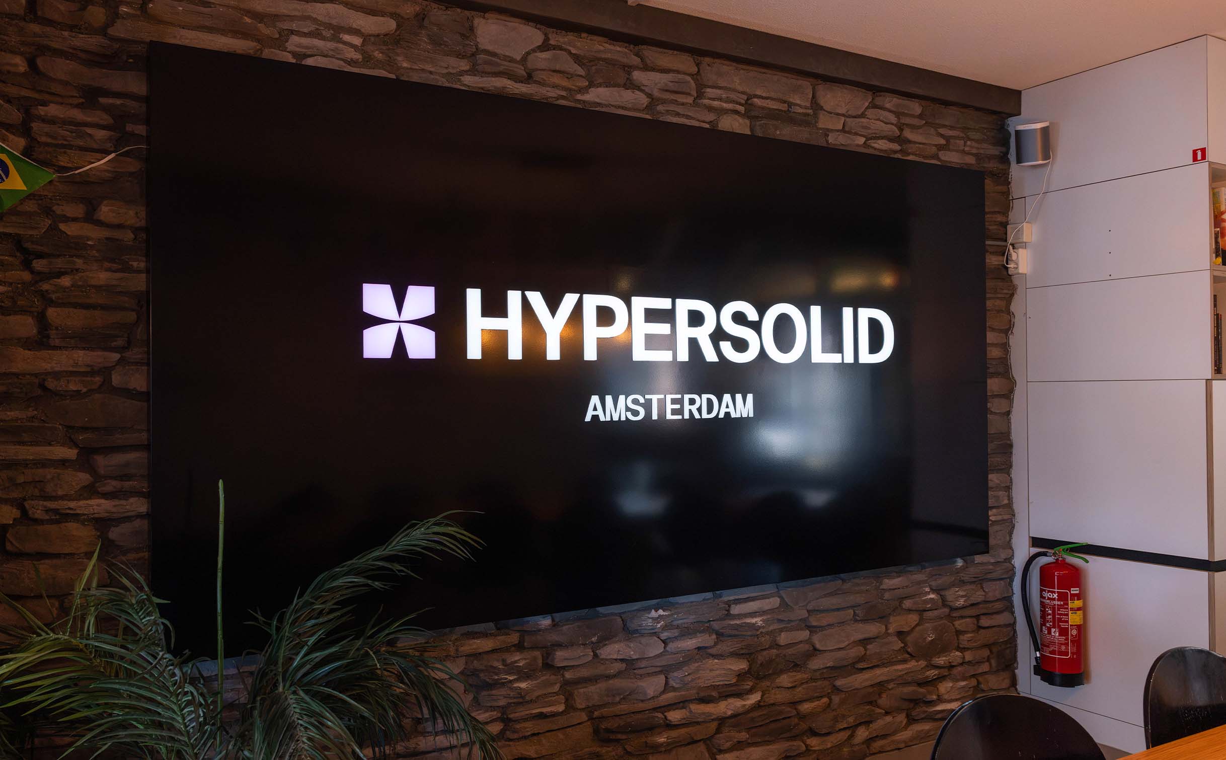 Verlichte doorgestoken letters kantoor Hypersolid Amsterdam