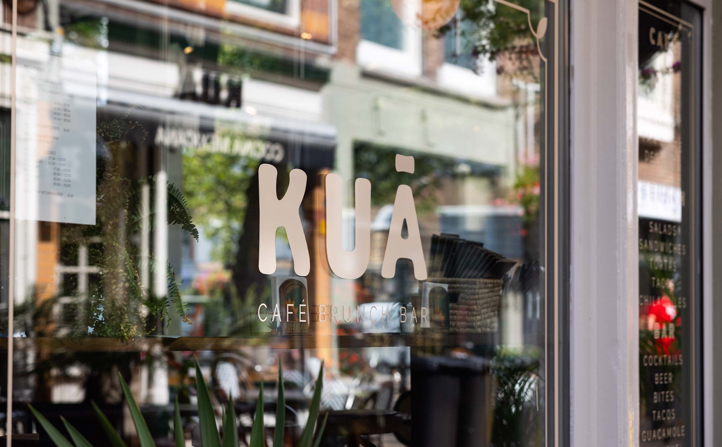 raambelettering cafe restaurant Kua Den Haag