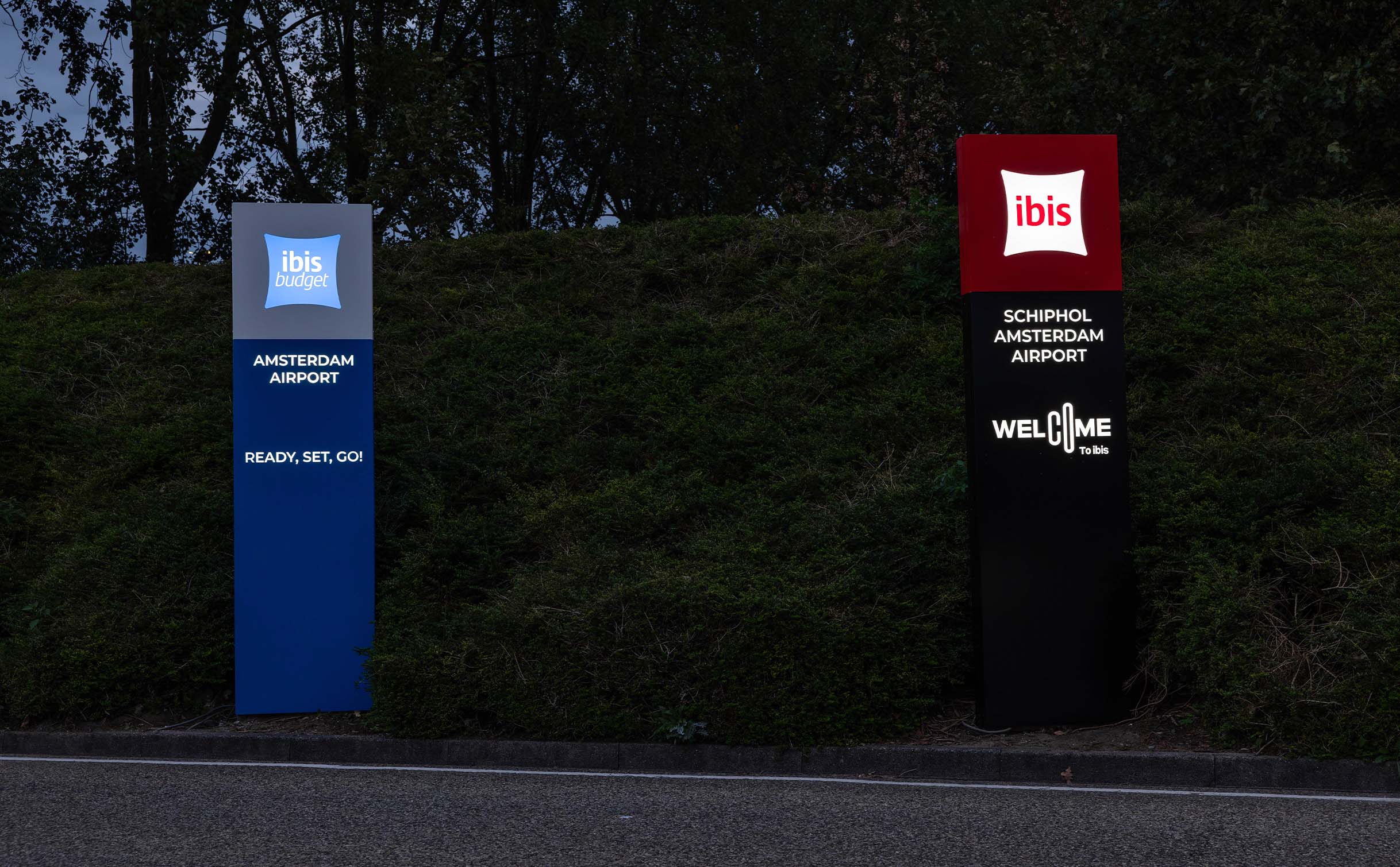 Verlichte bedrijfszuilen Hotel Ibis Schiphol