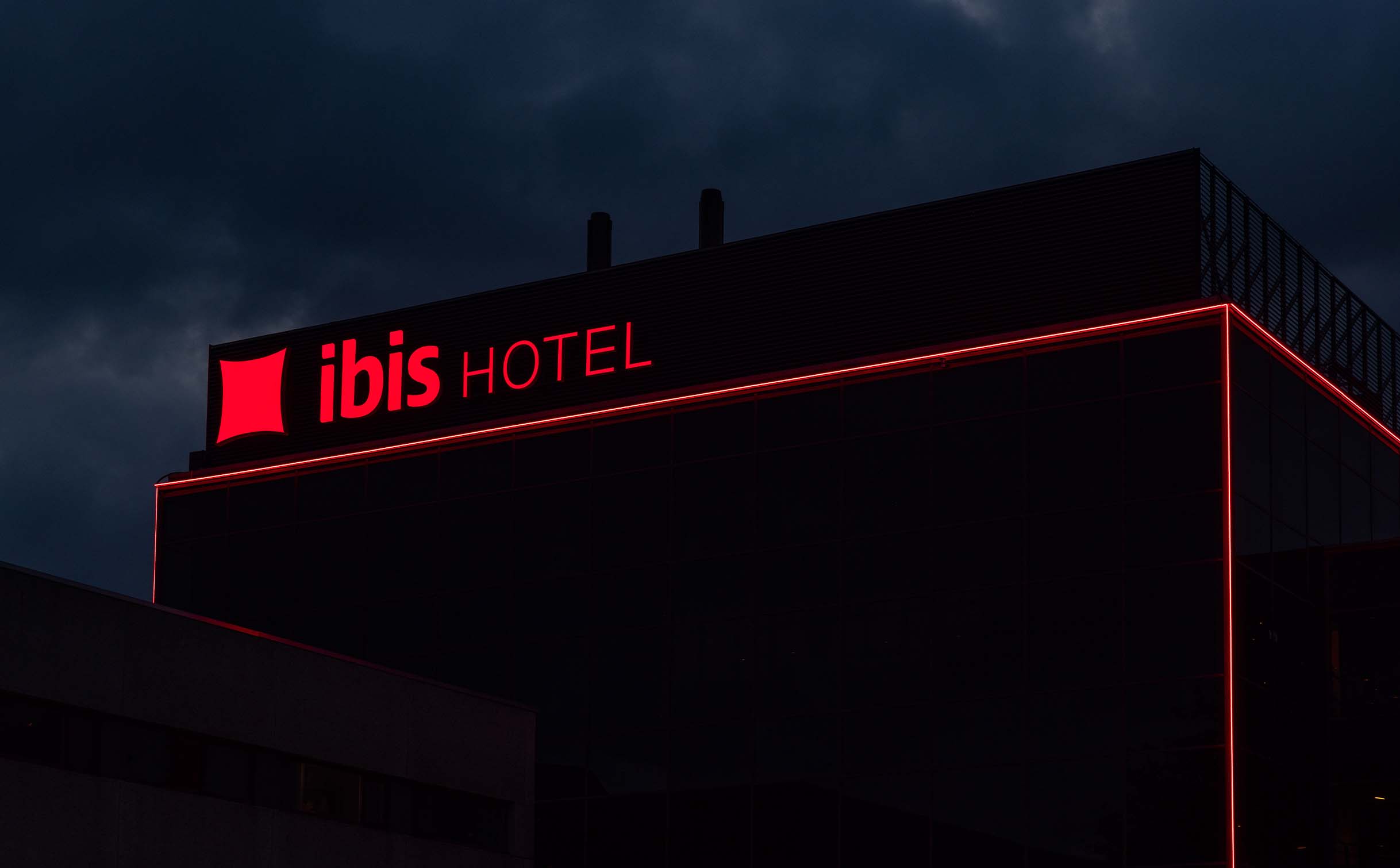Rode led lijn en verlichte doosletters Hotel Ibis Schiphol