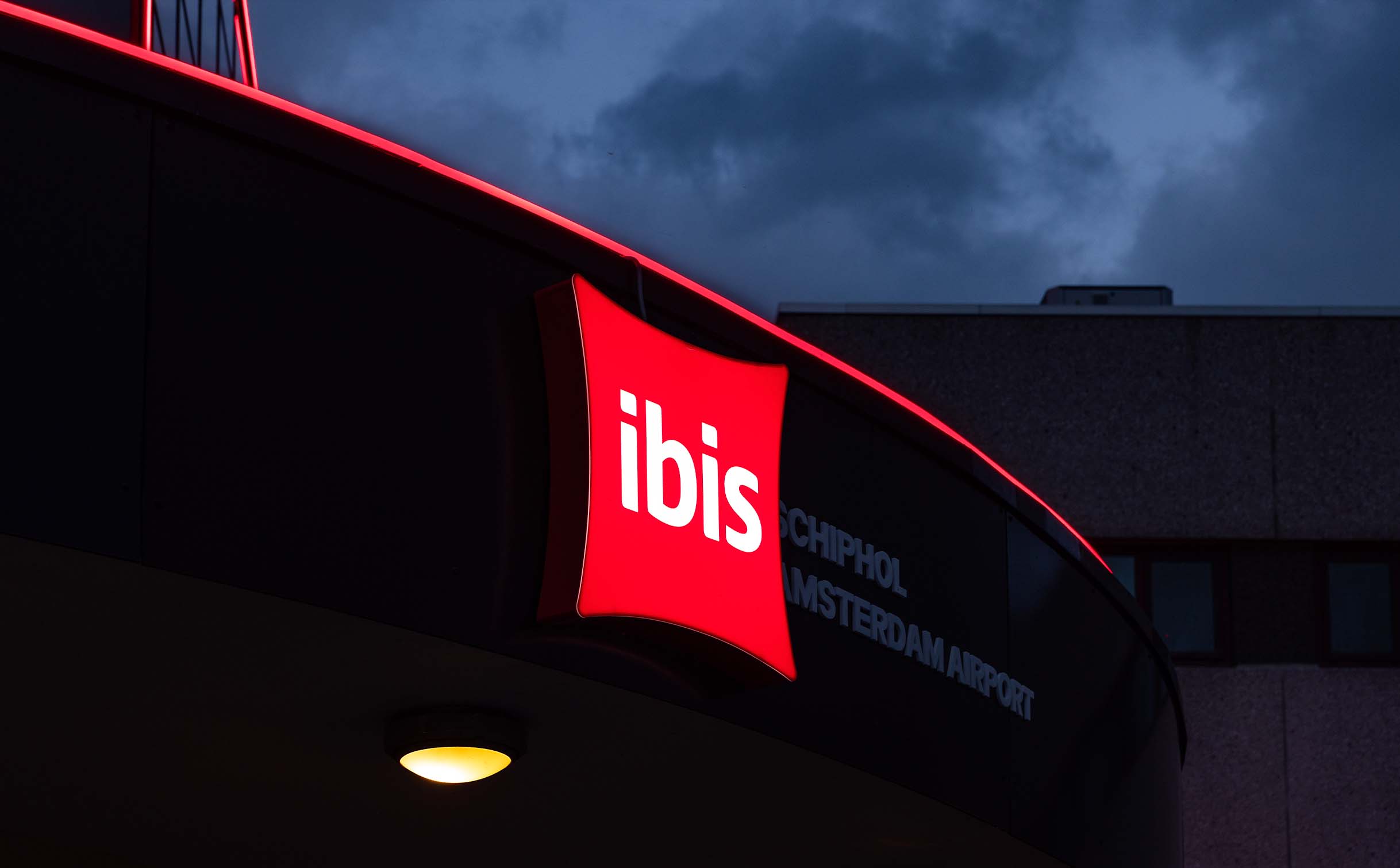 Entree met led lijn en lichtbak Hotel Ibis Schiphol